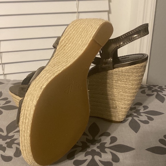 Vera Wang wedge sandals - Picture 4 of 8